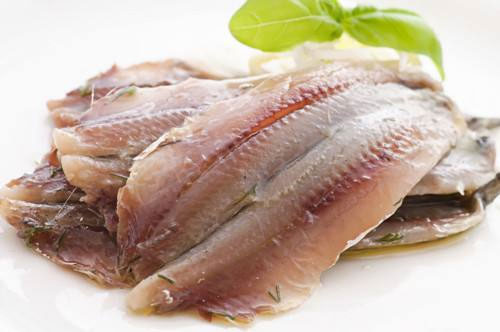 鱼肉发红是怎么回事？是不新鲜吗？