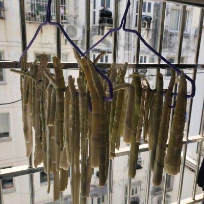 挂在阳台通风处晾晒一周左右，竹笋就晒干了！