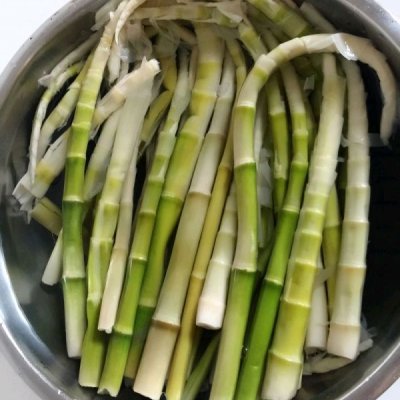 焯好水的竹笋，放在冷水中浸泡一晚上，中途记得换几次水，这样处理过的竹笋就不会有苦涩味儿了！