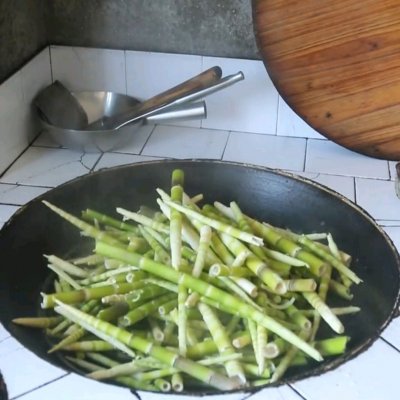 水开，放入适量的盐，再放入扒好的竹笋，煮六成熟即可！