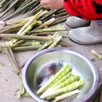 山上扳的新鲜竹笋，扒皮，把根部老的部分去掉！（也可以去市场买鲜竹笋哦！）