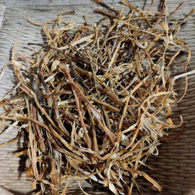 把晒好的笋干，取下来！十斤鲜竹笋就晒了这么一点点笋干，大概有1斤左右吧！