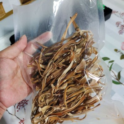 有条件的可以把笋干装进保鲜袋里！（不要装的太满，装三分之二就可以了！）