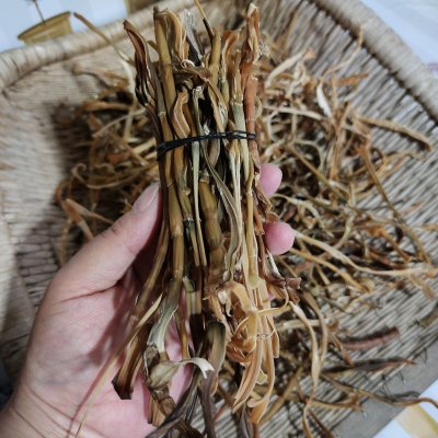 整理成小把，用皮筋固定，装在袋子里密封保存即可！