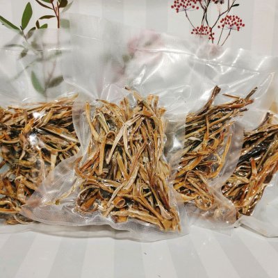 吃的时候提前一晚上用温水泡软，拿来炒肉，炖汤都特别鲜美！