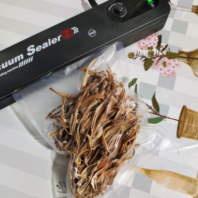 用真空包装机，抽真空保存！这样可以保存几年都不会生虫，变质！
