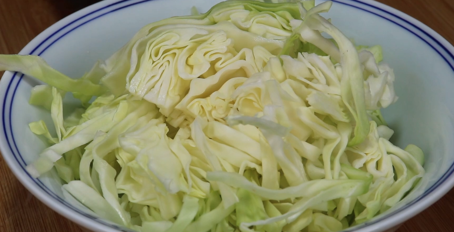 接下来再把准备好的干辣椒取出来洗净撕碎放到大蒜中。配菜到现在已经全部处理完了，接下来调料汁吧。准备一个大碗，碗中放上一点生抽，食用盐，白糖，胡椒粉，清水，再加上一点蚝油，生抽，然后将它们充分搅拌均匀放到一旁待用。