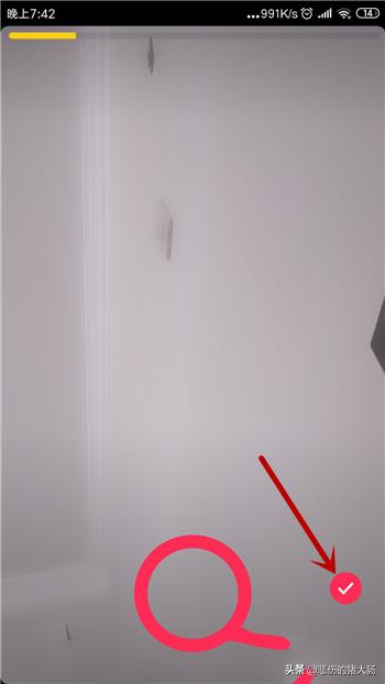 再次点击拍摄按钮结束视频的拍摄，点击【√】进入到视频编辑中