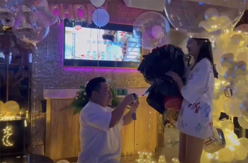 冷少特地在视频账号上分享了一段求婚成功的画面，由此得出正确的结论，这位小姐姐就是冷少的女友