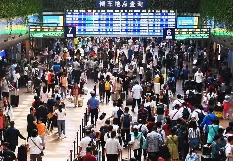 一般情况下,车站的候车大厅都会滚动显示每个车次的检票时间、检票口 一般情况下,车站的候车大厅都会滚动显示每个车次的检票时间、检票口