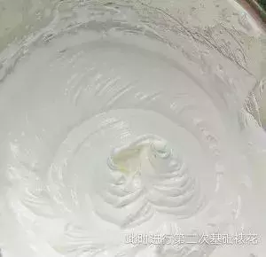 继续打发，当纹路清晰体积明显变大，奶油变得硬挺的